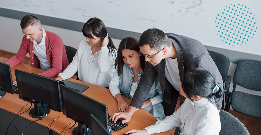 A capacitação profissional, bem como a educação continuada, ajudam na empresa